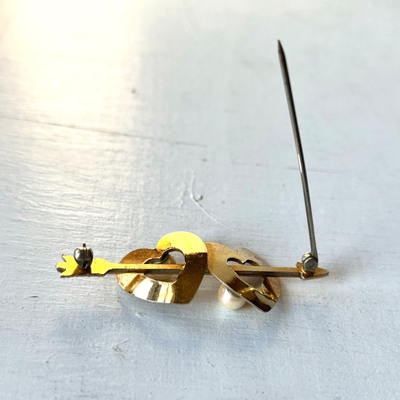 Krementz Double Heart Arrow Brooch Cultured Pearls w Signature Hinged Box - Picture 7 of 13